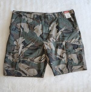 🩳 Wrangler Men’s Camouflage Cargo Shorts – Size 48, NWT, 10” Inseam